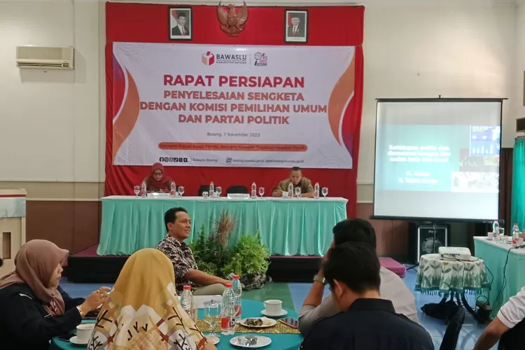 Rapat Persiapan Penyelesaian Sengketa Dengan Komisi Pemilihan Umum dan Partai Politik di Hotel Dewi Ratih.