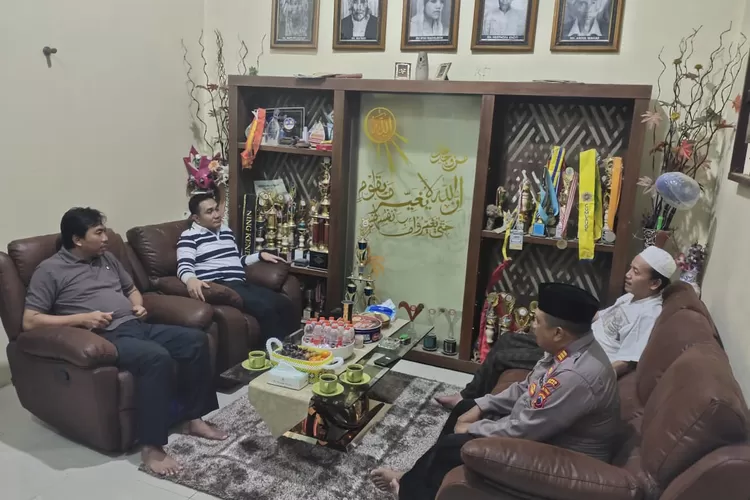 Kapolres Kendal silaturahmi ke Ponpes Al Mustofa Pandes, Senin 6 November 2023 malam. (Foto: Dokumen)