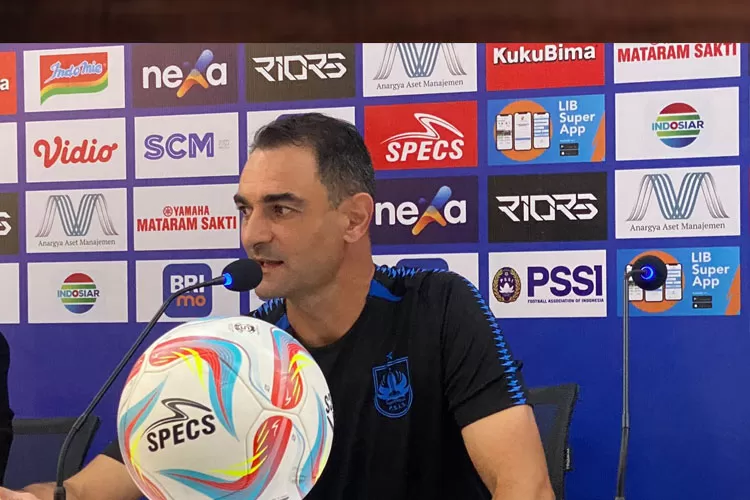 Pelatih PSIS Semarang Gilbert Agius berambisi mengamankan papan atas (Ayosemarang.com/ Audrian Firhannus)