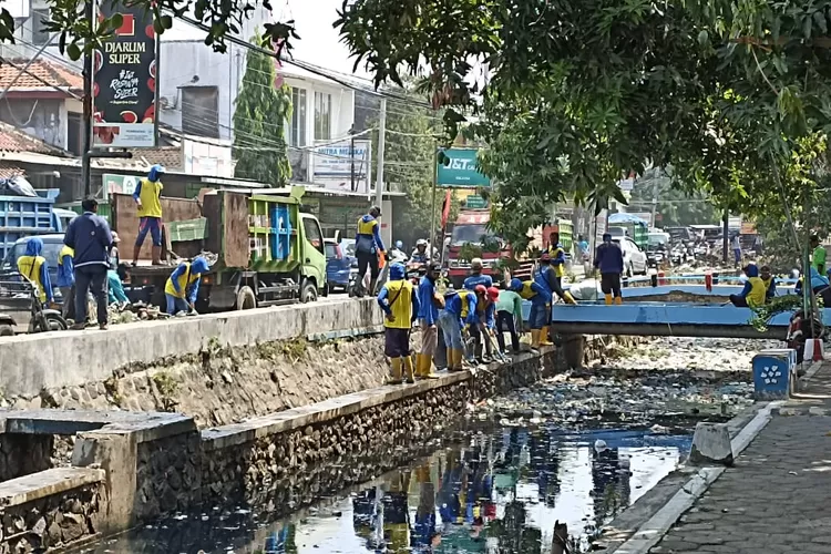 Petugas gabungan membersihkan tumpukan sampah sepanjang sungai Aji Kaliwungu untuk mengantisipasi luapan saat hujan turun.  ((edi prayitno/kontributor Kendal))