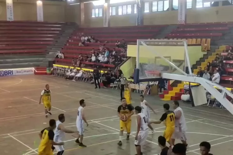  Aksi Bupati Kendal Dico M Ganinduto bermain bakset (edi prayitno/kontributor Kendal)