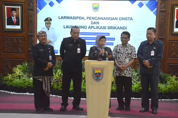 Penjabat Bupati Batang Lani Dei Rejeki didampingi para kepala OPD melaunching aplikasi Srikandi. Foto: dok