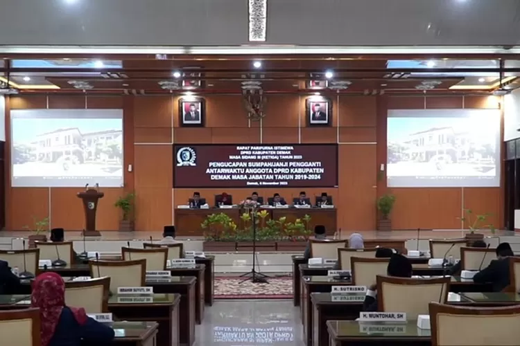  Ketua DPRD Kabupaten Demak, H.S Fahrudin Bisri Slamet saat memimpin Rapat Paripurna Istimewa tahun 2023. (zaidi)