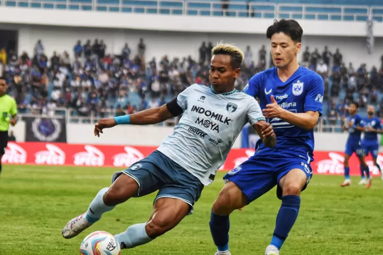 Taisei Marukawa saat berebut bola dengan M Toha. PSIS Semarang taklukan Persita Tangerang dengan skor 4-0.  (Ayosemarang.com/ Audrian Firhannusa)