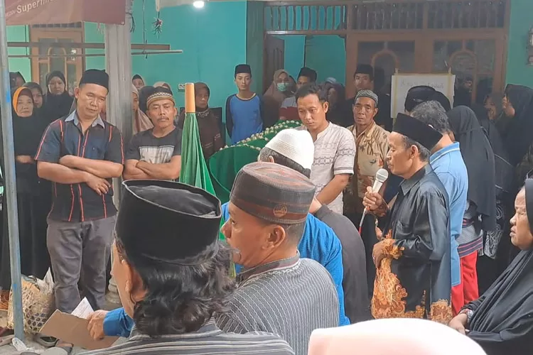 Proses pemakaman seorang istri di Mranggen Demak yang tewas dianiaya suami.  (istimewa)