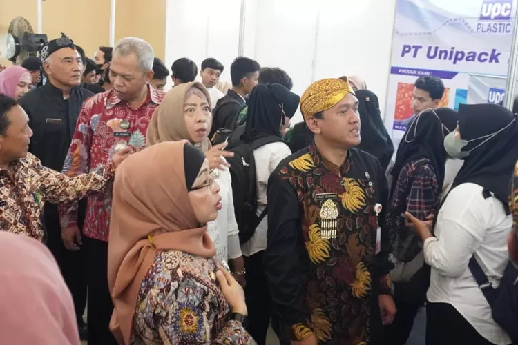 Hadirkan 33 Perusahaan, Ribuan Pencari Kerja Rela Antri Di Job Fair ...