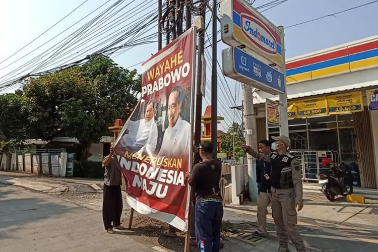 Petugas gabungan Bawaslu Kendal, TNI-Polri, Satpol PP dan Dinas Lingkungan Hidup mencopot baliho spanduk Alat Peraga Sosialisasi yang melanggar aturan. Jumat 10 november 2023.  (edi prayitno/kontributor Kendal)