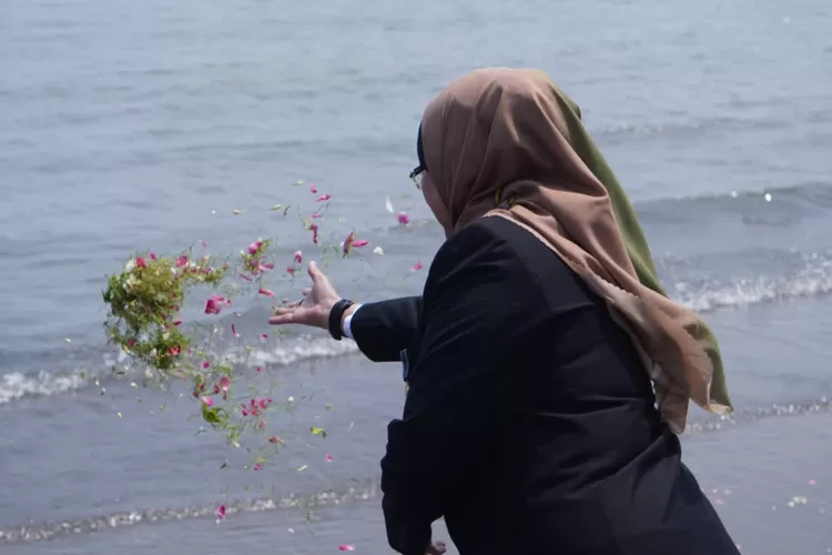 Penjabat (Pj) Bupati Batang saat tabur bunga Hati Pahlawan di pantai Sigandu Batang. Foto: dok.
