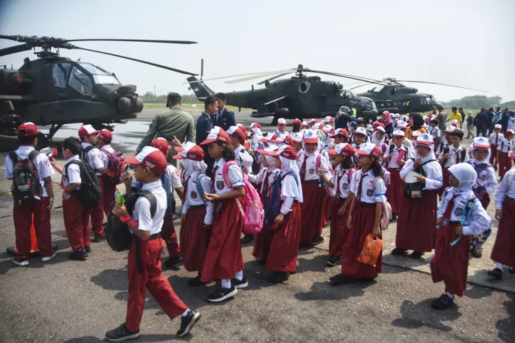Pelajar SD saat melihat pameran alutsista di acara Penerbad Fair Semarang di Bandara Lama Ahmad Yani.  ((Ayosemarang.com/ Audrian Firhannusa))