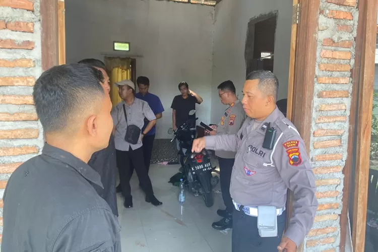 Polisi saat melakukan olah TKP pada kasus penganiayaan suami kepada istri sampai tewas di Mranggen Demak.  (istimewa)