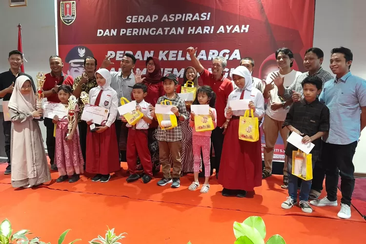 Dyah Ratna Harimurti saat memberikan hadiah pemenang lomba kepada ayah dan anak dalam acara Festival Hari Ayah. (Ayosemarang.com/ Audrian Firhannusa)