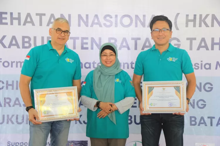 Direktur Operasional BPI Ypshimitsu Fujii dan General manager Stakeholder Relation Aryamir Husein Sulasmoro menerima penghargaan dari Penjabat Bupati Batang Dra Lani Dwi Rejeki, M.M.,  (foto: dok PT BPI. )