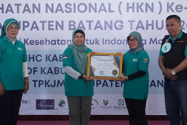 Pj Bupati Batang Lani Dwi Rejeki menerima piagam UHC dari Deputi Direksi Wilayah VI BPJS Kesehatan, Dwi Martiningsih.   (dok Diskominfo Batang)