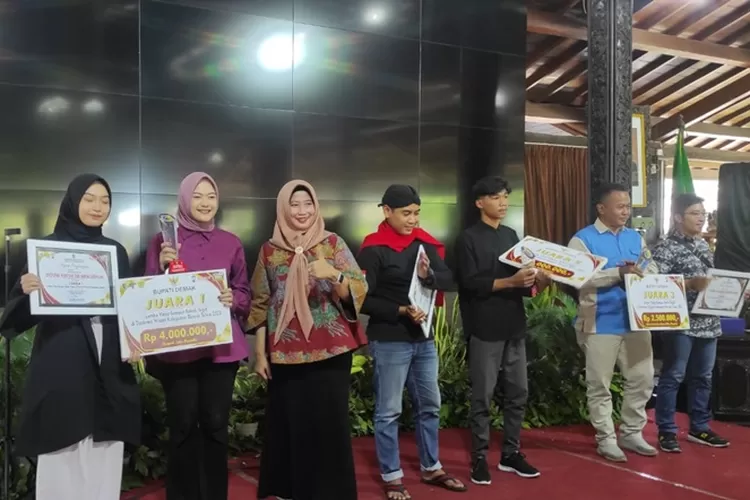 Plt Kepala Dinas Pariwisata Demak, Endah Cahyarini saat menyerahkan penghargaan kepada pemenang lomba video Gempur Rokok Ilegal di Pendop Kabupaten Demak.  (zaidi)