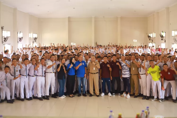 PSIS Semarang saat berfoto bersama siswa-siswi SMKN 7 dalam acara PSIS Goes To School. (PSIS)