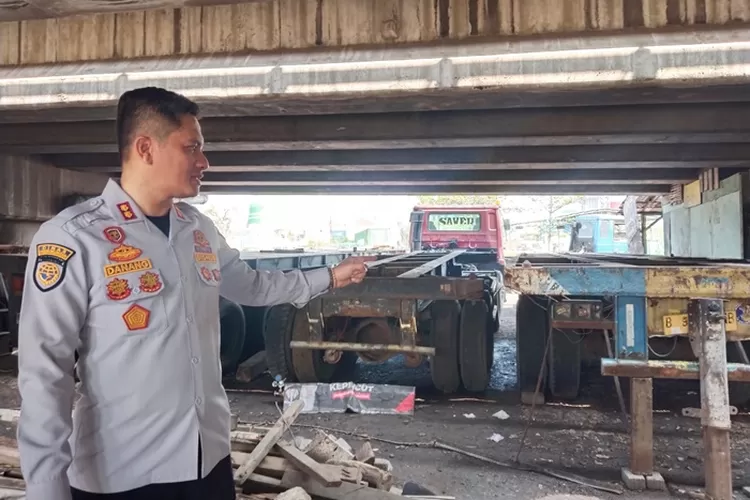 Dishub paksa pemilik truk di Pelabuhan Tanjung Emas Semarang untuk segera pindah.  (istimewa)