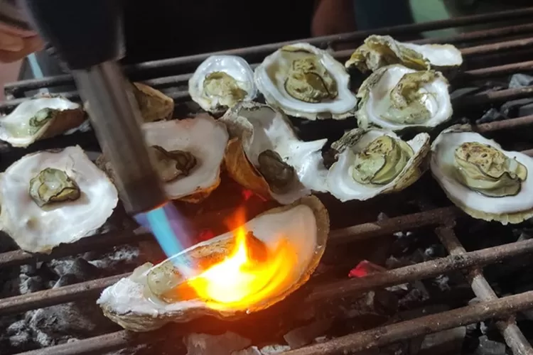 Proses pembakaran tiram bakar di Kedai Spesial Tiram Bakar Jalan Pemuda Demak.  (zaidi)