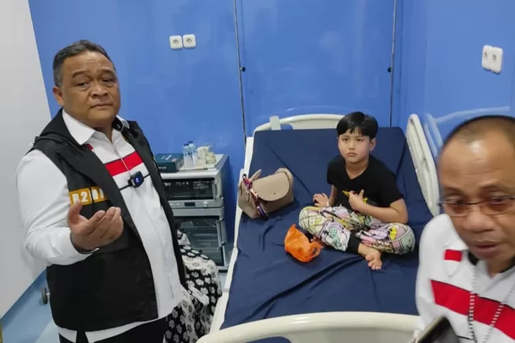 Kepala BP2MI Benny Rhamdani, saat menjenguk anak PMI yang dirawat kantor BP2MI saat ikut mrnjemput ibunya pulang dari Uni Emirat Arab.  (dok BP2MI)
