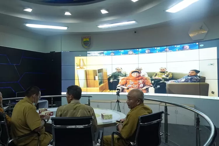 Penjabat (Pj) Bupati Batang Lani Dwi Rejeki didampingi Pj Sekda Batang Ari Yudianto dan Kepala Diskominfo Batang Triossy Juniarto mrmaparkan program smart city secara luring kepada tim asesor. Foto: dok Diskominfo Batang.