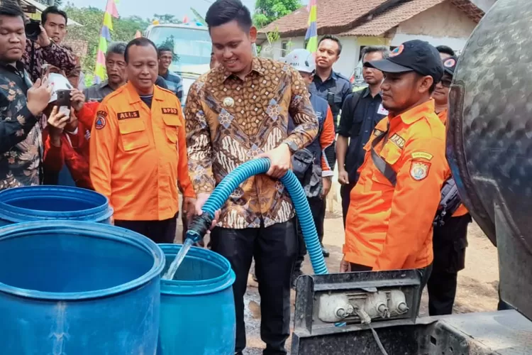 Bupati Kendal ikut menyalurkan bantuan air bersih ke warga Dusun Robuyong Desa Curugsewu Selasa 14 November 2023. (Edi Prayitno/kontributor Kendal)
