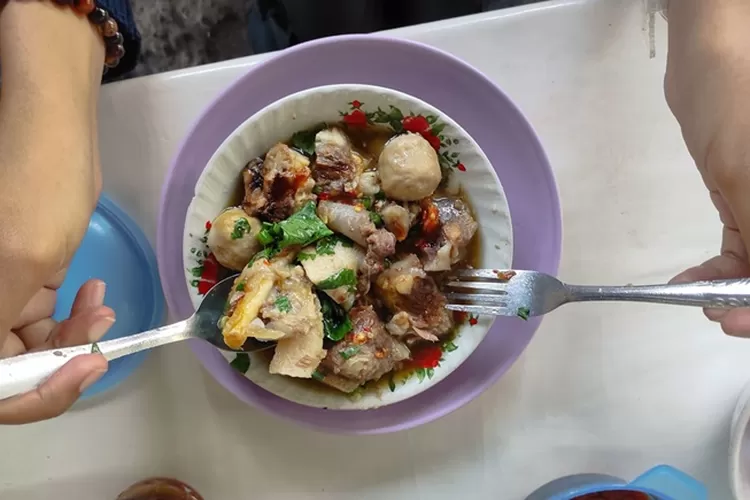 Sajian sepori bakso balungan Mak Jah salah satu kuliner legendari Demak sudah ada sejak tahun 1980.  (zaidi)