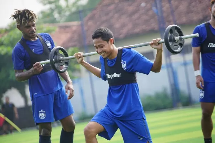 Pemain baru PSIS Semarang Evan Dimas saat mengikuti latihan pertama di Lapangan Wisesa (PSIS)