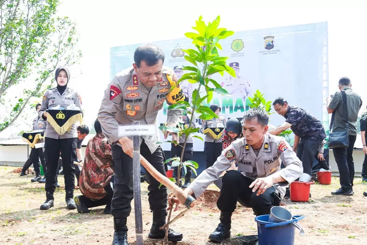 Kapolda Jateng Irjen Ahmad Luthfi saat melakukan penanaman pohon secata serentak di Banyumanik Semarang.  (Polda Jateng)