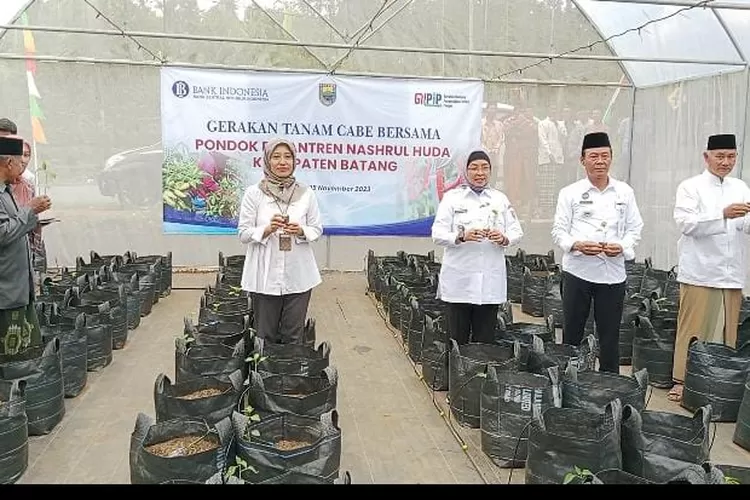 Penjabat Bupati Batang melakukan penanaman bibit cabai dengan metode smart farming dan green house di Ponpes Nasrul Huda Desa Sangubanyu Kecamatan Bawang Kabupaten Batang/ Muslihun kontributor Batang.