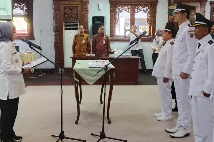 Empat kepala desa antar waktu dilantik Penjabat (Pj) Bupati Batang Lani Dwi Rejeki di Aula Kantor Bupati setempat, Rabu 15 November 2023. (Foto: Muslihun kontributor Batang)