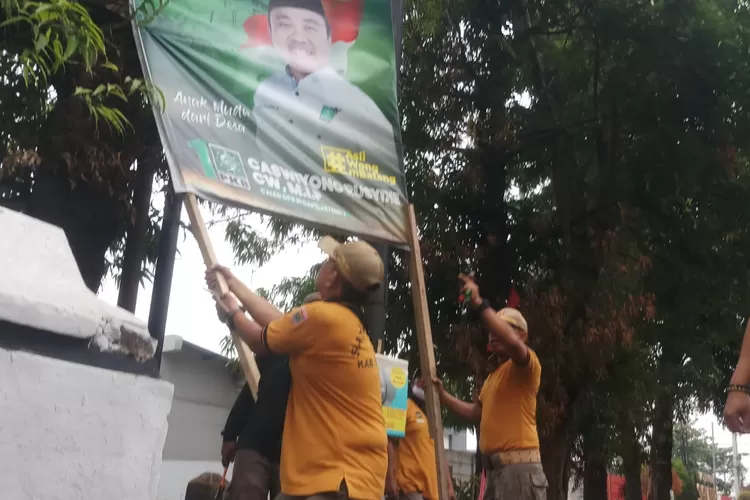 Bawaslu dan Satpol PP Batang lakukan penindakan penertiban alat peraga kampanye. Muslihun kontributor Batang