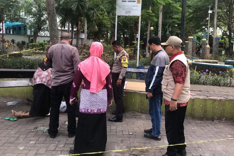 Polsek Banyumanik dan puskesmas saat memeriksa temuan jenazah di Taman Tirto Agung Semarang. (Istimewa)