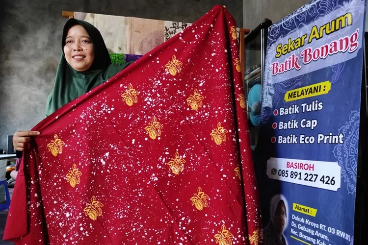 Pemilik Batik Sekar Arum, Basiroh menunjukan kain batik hasil prosuksinya yang mengangkat kearifan lokal Demak.  (Zaidi)
