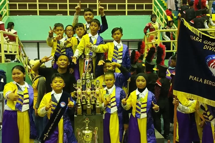 SD Ngaliyan 1 Semarang meraih Piala Presiden perlombaan marching band.  (dok)