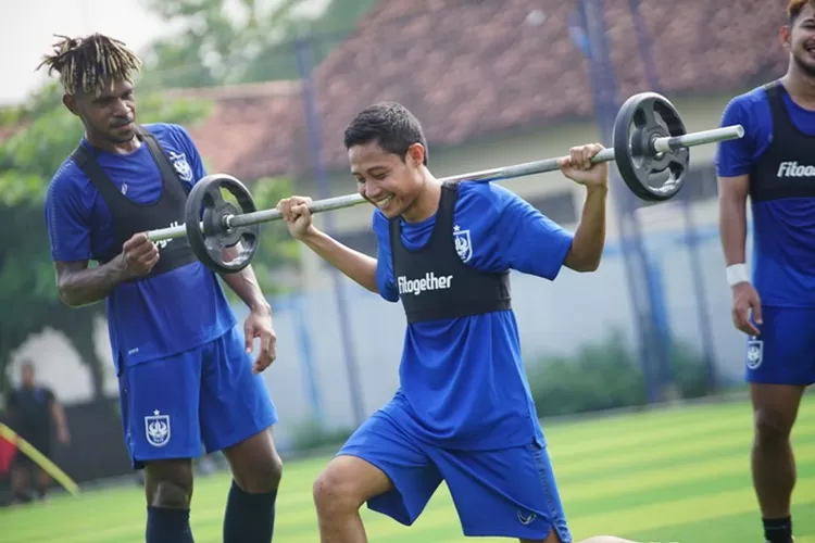 Pelatih fisik PSIS Semarang Alex Aldha akan menambah porsi latihan untuk Evan Dimas.  (PSIS)