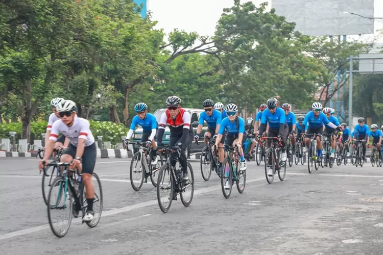 Sekda Jateng Soemarno gowes Semarang-Guci Tegal untuk promosi wisata Jawa Tengah.  (Humas Jateng)