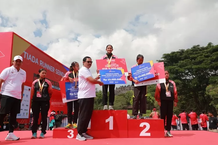 Pj Gubernur Jateng Nana Sudjana saat memberikan hadiah kepada para pemenang atlet young talent di Borobudur Marathon 2023.  (Humas Jateng)