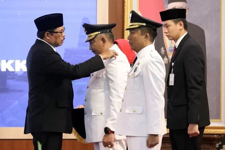 Bupati Karanganyar dan Pj Bupati Cilacap Dilantik