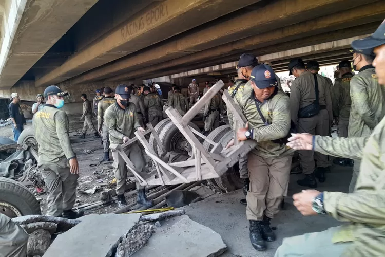Satpol PP menertibkan bengkel dan lapak liar di jembatan flyover Pelabuhan Tanjung Emas Semarang. ( (Ayosemarang.com/ Audrian Firhannusa))