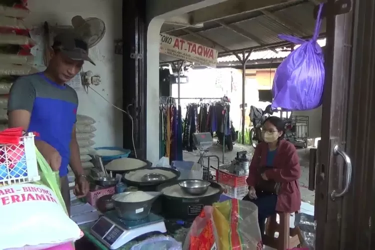 Pedagang beras di Pasar Kota Kendal mengeluhkan melemahnya daya beli masyarakat setelah harga beras mengalami kenaikan.  ((edi prayitno/kontributor Kendal))