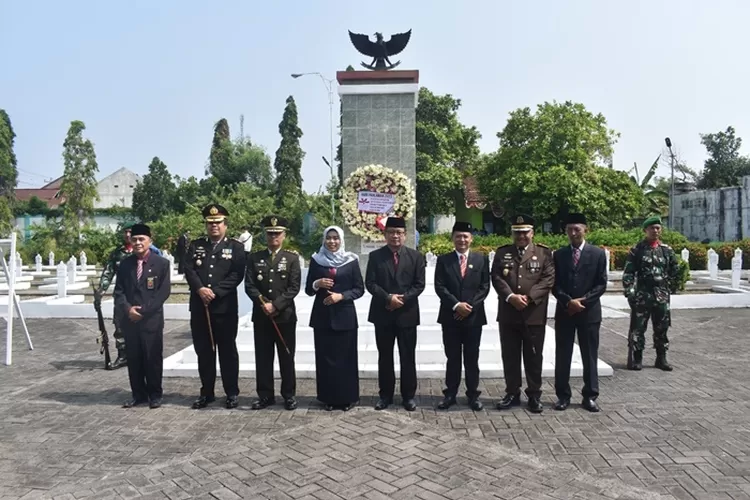 Ketua DPRD Kabupaten Demak H.S Fahrudin Bisri Slamet saat Ziarah ke TMP Cahaya Ratna Bintarum. (dok)