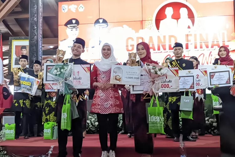 Bupati serahkan pemerang juara satu Mas dan Mbak Duta Wisata Demak 2023 di Pendopo Demak (ivo)