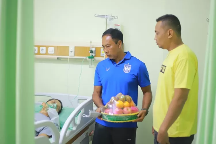 Pelatih kiper PSIS Semarang I Komang Putra menjenguk Edy Paryono.  (PSIS)