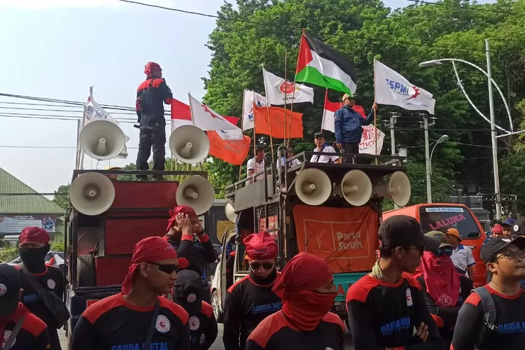 Aksi demonstransi buruh dalam menuntut kenaikan upah. UMP Jateng bakal diumumkan hari ini. (Istimewa)