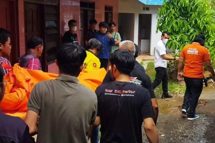 Proses evakuasi mahasiswa yang meninggal di Tembalang Semarang. (Istimewa)