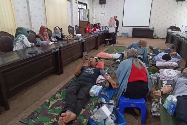 Donor darah sukaela yang dilaksanakan Ikatan Keluarga DPRD Kendal di ruang rapat DPRD Kendal Rabu 22 November 2023. (edi prayitno/kontributor Kendal)