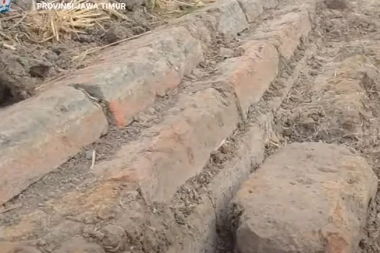 Struktur Bangunan Kuno di Area Persawahan dekat Bandara Juanda Sidoarjo berawal dari kemunculan bata berserakan. (Youtube BPCB Jatim)