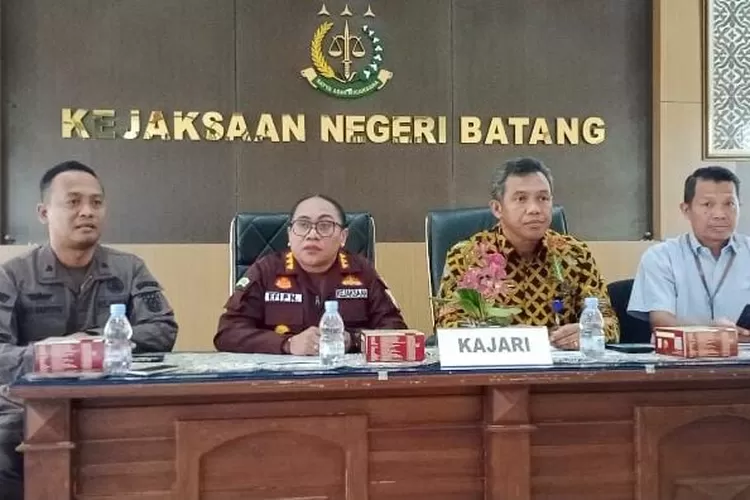 Kepala Kanwil DJP Jawa Tengah I Max Darmawan bersama Kepala Kejari Batang, Epi Paulin Numberi saat konfrensi pers di Kejari Batang, Kamis 23 November 2023. Foto: Muslihun.