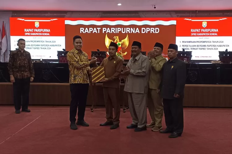 Persetujuan bersama RAPBD Kendal tahun anggaran 2024 dalam rapat paripurna Kamis 23 november 2023.  ((edi prayitno/kontributor Kendal))