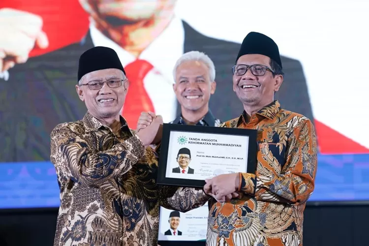 Pasangan Capres Ganjar Pranowo dan Mahfud MD bersama ketua umun Muhammadiya Haedar Nashir.  (Tim Ganjar Pranowo)