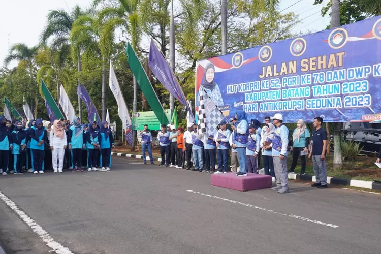 Penjabat Bupati Batang Lani Dwi Rejeki saat melepas jalan sehat Hari Korpri Ke-52, PGRI Ke-78, Dharma Wanita Persatuan Ke-24, dan Hari Antikorupsi Sedunia.  (Foto: dok Diskominfo Batang)